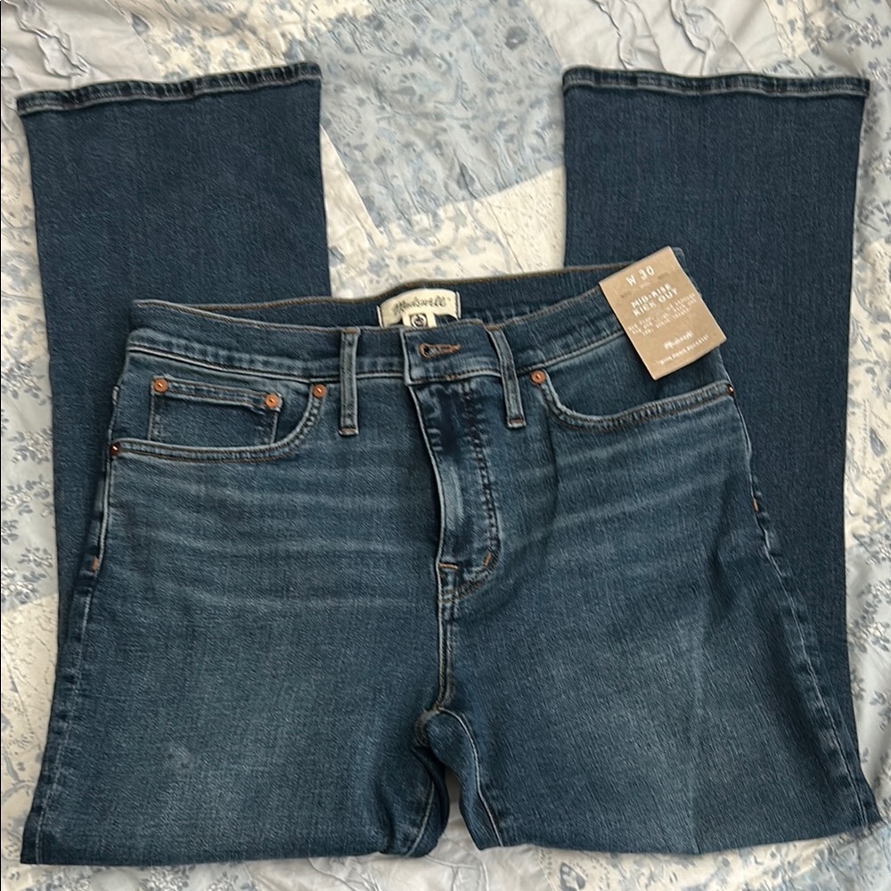 NWT Madewell Mid-Rise Kick Out Jeans Medium Wash Size 30 Stain in Front